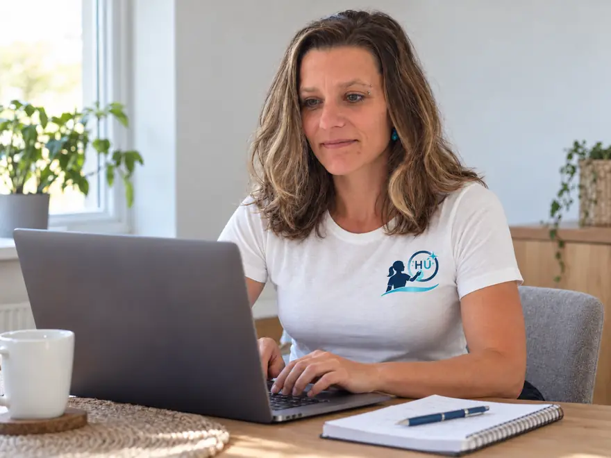 Marie Coufalová připravuje nabídku u počítače